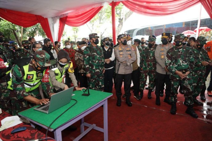 Cek Penggunaan Aplikasi Tracer Silacak, Panglima TNI dan Kabaharkam didampingi Forkopimda Jawa Timur