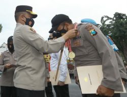 Kapolrestabes Surabaya Memberikan Penghargaan Kepada 107 Anggota Polri Dan ASN Berprestasi