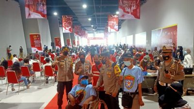 Polsek Tambaksari, Melaksanakan Pendampingan Vaksin Serentak di Tunjungan Plaza 6 Surabaya