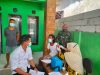 Laksanakan Vaksinasi “Door to Door” di Desa Binaan Peran Babinsa Camplong