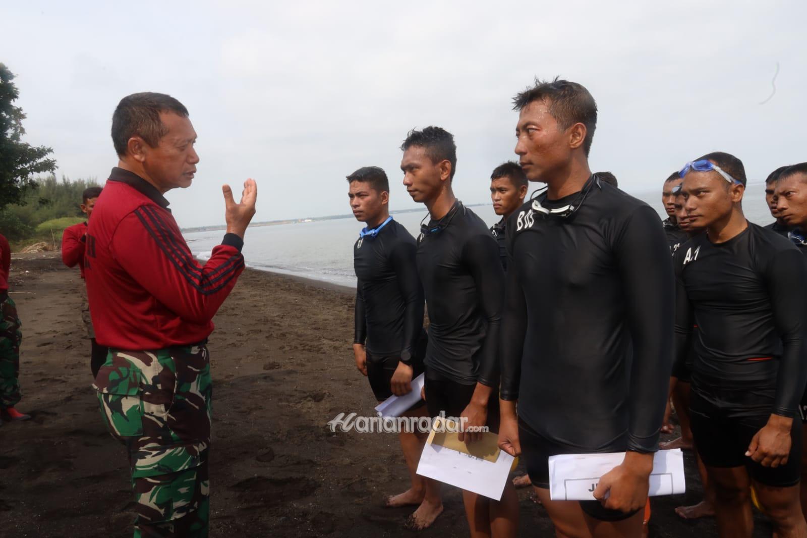 Foto : Wadan Kodiklatal Tinjau Latihan Praktek Siswa Diktaifib XLIX Dan Dikko Marinir Angkatan 170