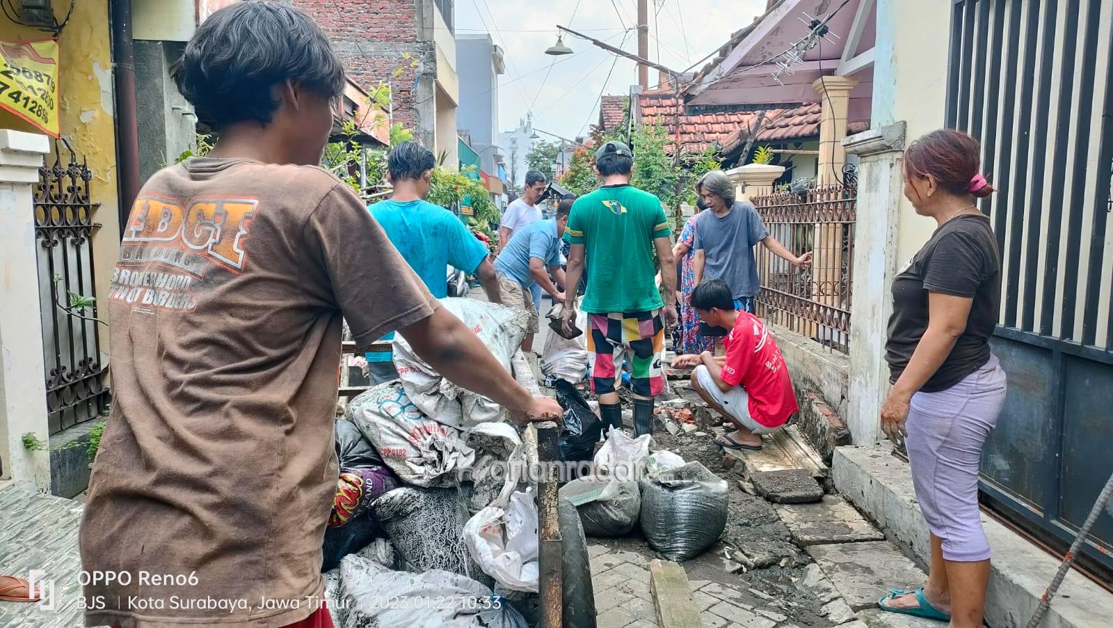Foto : warga mengadakan kerja bakti membersihan saluran air got