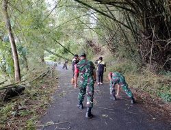 Babinsa Koramil Tambak Gotong Royong Bersama Warga Bersihkan Pohon Bambu Penghalang Jalan Desa