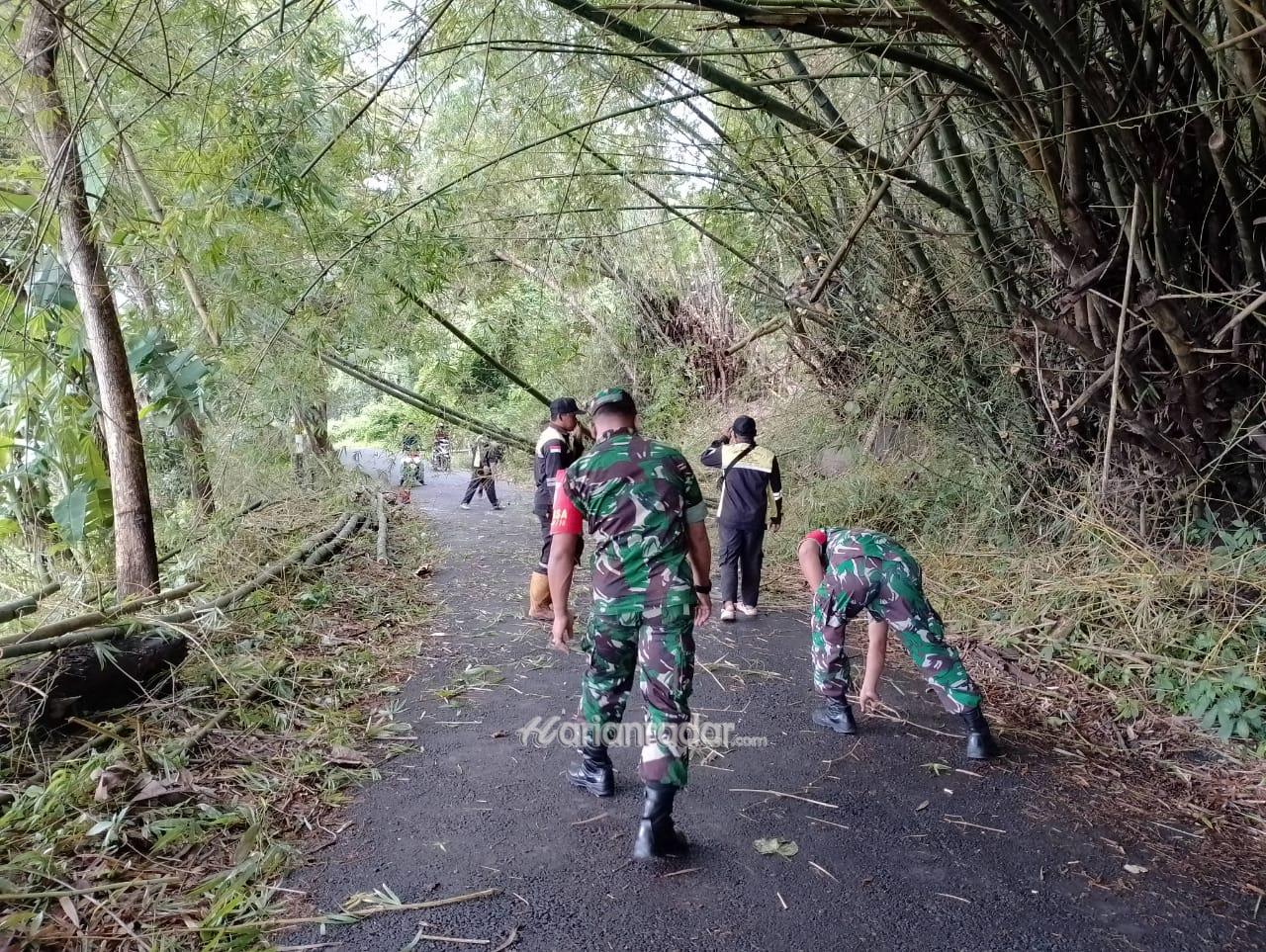 Foto : Babinsa Koramil Tambak Gotong Royong Bersama Warga Bersihkan Pohon Bambu Penghalang Jalan Desa