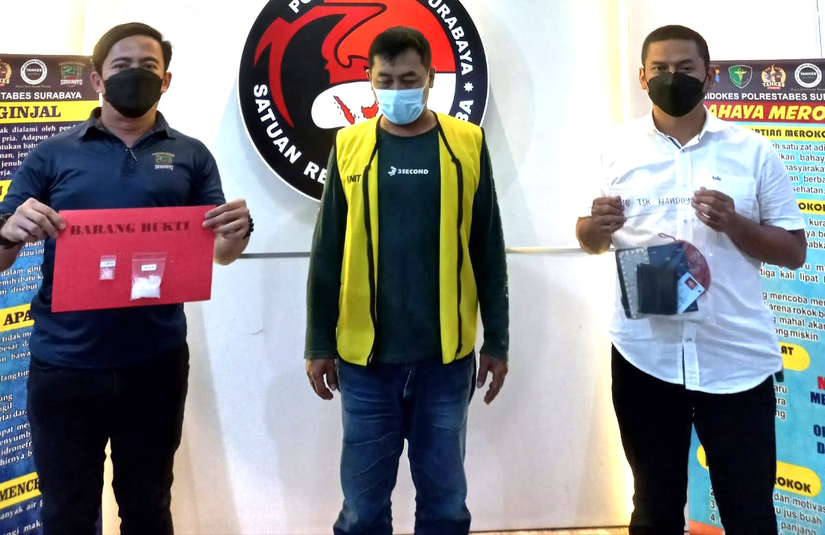 Satresnarkoba Polrestabes Surabaya menangkap seorang terduga pengedar 2 paket narkotika jenis sabu.