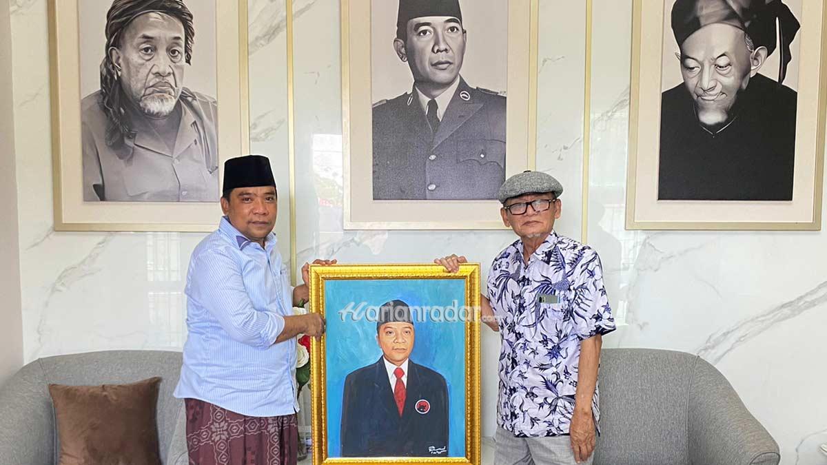 Foto : Mahfud, S,Ag Menerima Pemberian Lukisan Legislator Banteng Zawawi Imron