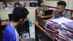 Foto : Pelaku Persetubuhan Gadis Belia Saat dimintai Keterangan Oleh Polres Bangkalan