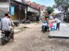 Tak Lazim, Warga Gotong Royong Swadaya Perbaiki Jalan Rusak Raya Marjumi