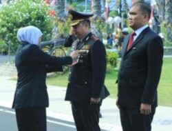 Gubernur Jawa Timur, Memberikan Penghargaan Jer Basuki Mawa Beya Kepada 2 Pejabat Utama Polda Jawa Timur