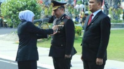 Gubernur Jawa Timur, Memberikan Penghargaan Jer Basuki Mawa Beya Kepada 2 Pejabat Utama Polda Jawa Timur