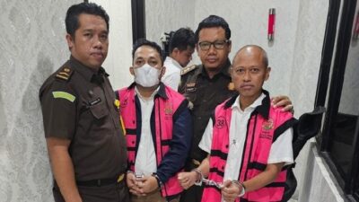 Tim Penyidik Kejaksaan Tinggi Sulawesi Tenggara menetapkan dua orang tersangka terkait dugaan tindak pidana korupsi pertambangan ore nikel