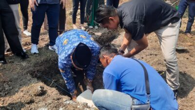Foto : Proses Peletakan Batu Pertama Oleh Camat Pakal Surabaya