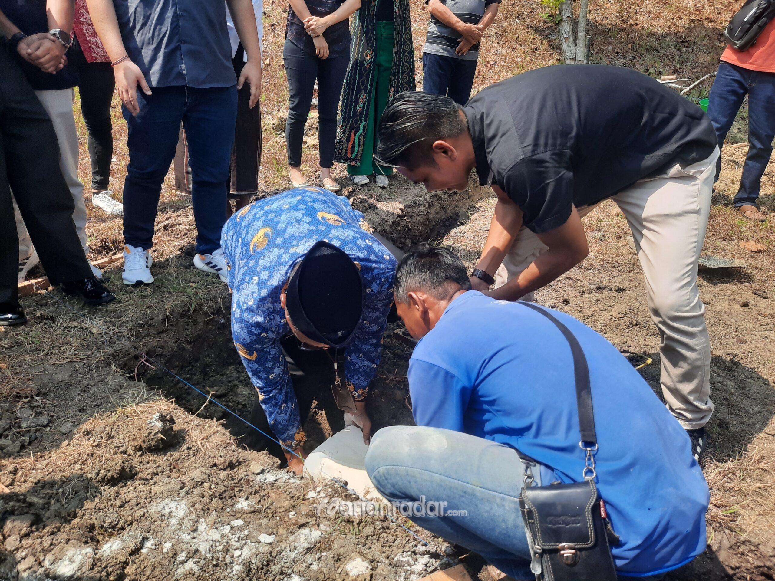 Foto : Proses Peletakan Batu Pertama Oleh Camat Pakal Surabaya
