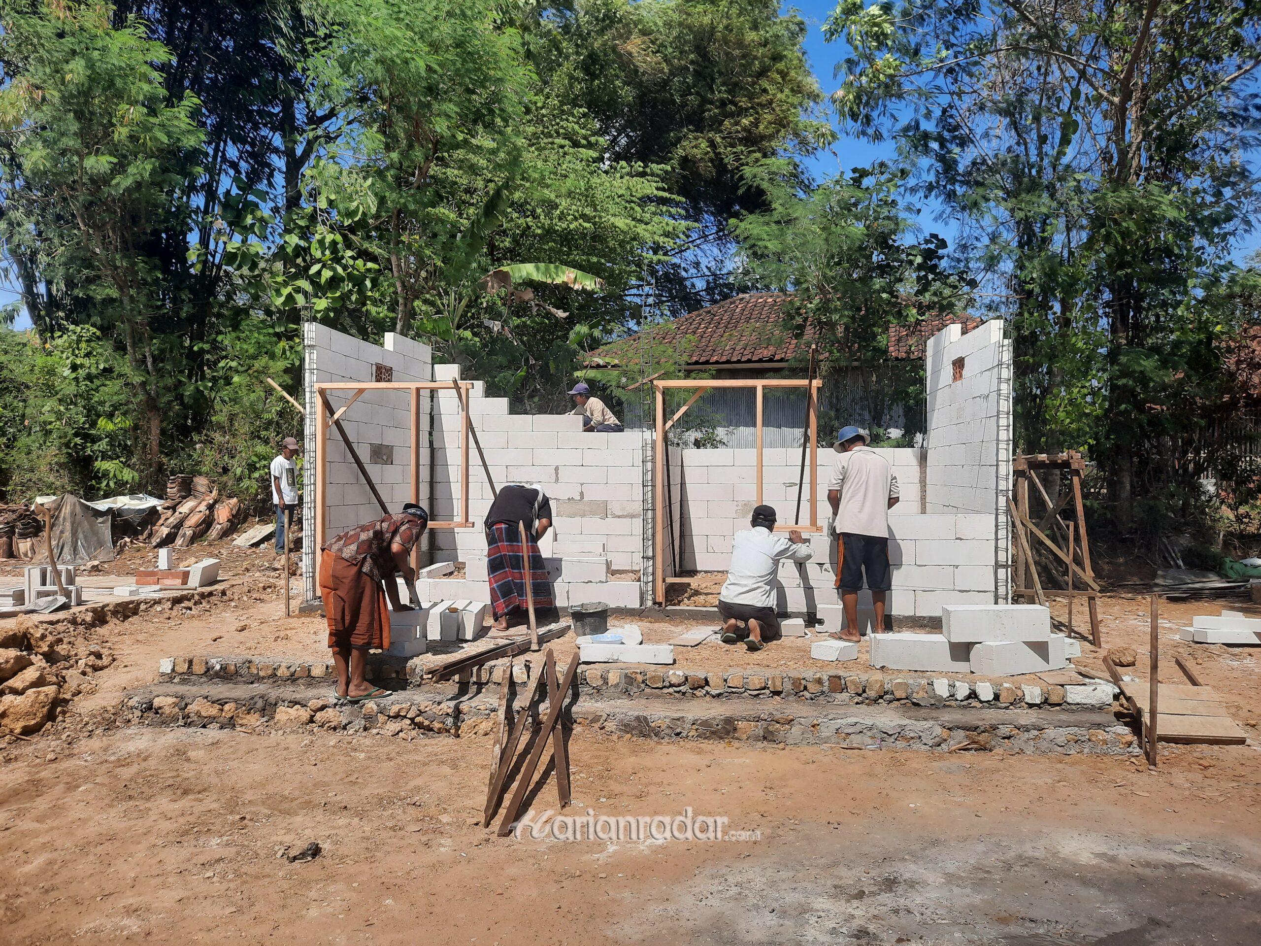 Foto : Hasil Swadaya, Hisan Cabang Geger Bantu Bedah Rumah Warga Desa Campor Bangkalan
