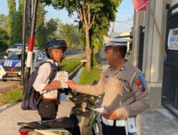 Ops Patuh Semeru, Satlantas Polres Bangkalan Bagikan Brosur Kepada Siswa Sekolah