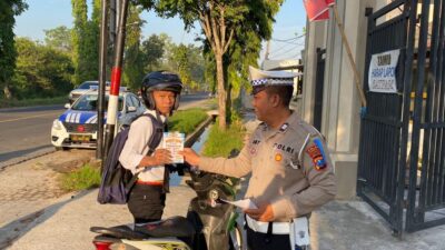 Foto : Anggota Satlantas Polres Bangkalan Saat Berikan Brosur Kepada Siswa