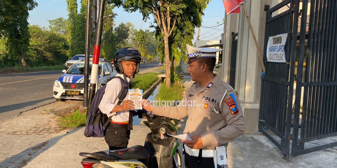 Foto : Anggota Satlantas Polres Bangkalan Saat Berikan Brosur Kepada Siswa