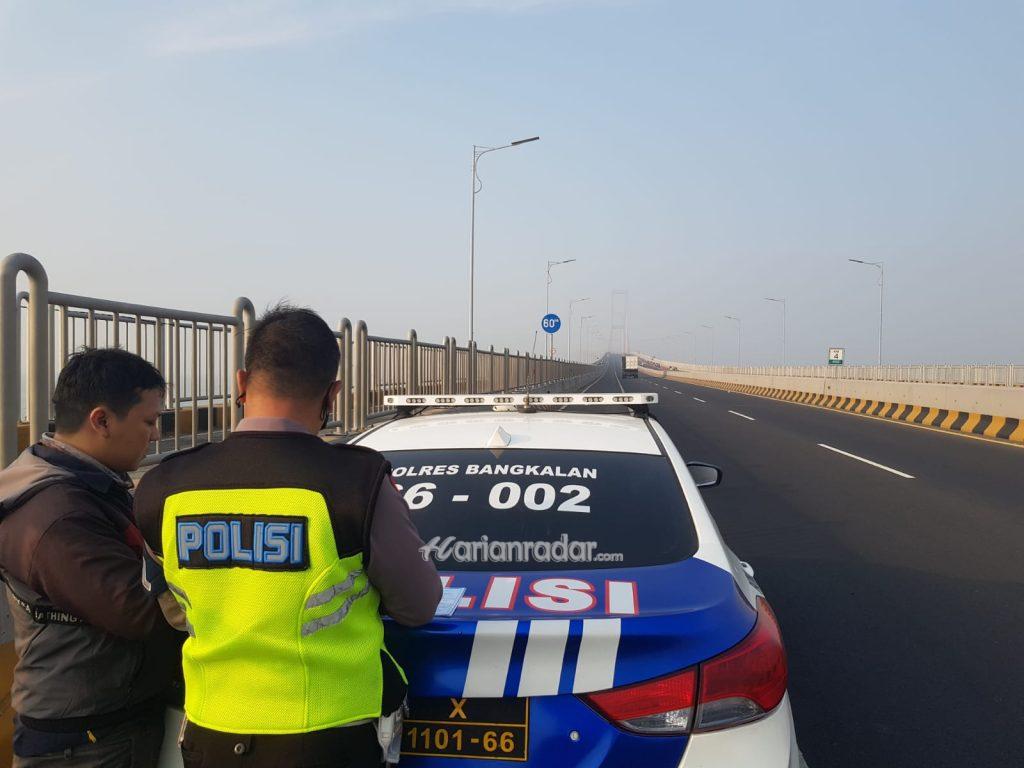 Foto : Ops Patuh Semeru 2023, Polres Bangkalan Tilang Manual di Jembatan Suramadu