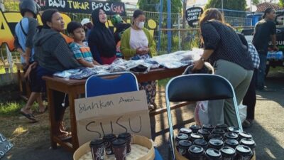 IKA Stikosa AWS Gelar Bazar Peduli bareng GUSDURian Peduli