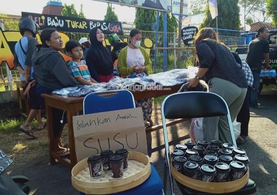 IKA Stikosa AWS Gelar Bazar Peduli bareng GUSDURian Peduli