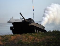 Dankodiklatal Saksikan Pendaratan Amfibi Dalam Puncak Latihan Armada Jaya XLI di Pantai Banongan