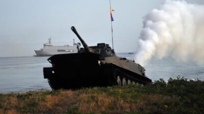 Foto : Dankodiklatal Saksikan Pendaratan Amfibi Dalam Puncak Latihan Armada Jaya XLI di Pantai Banongan