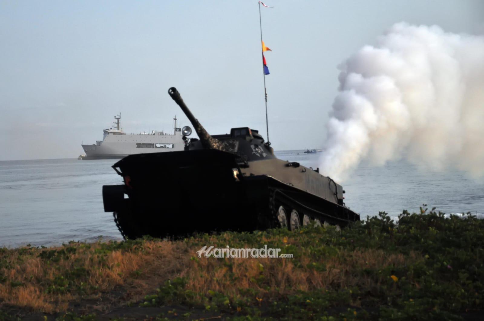 Foto : Dankodiklatal Saksikan Pendaratan Amfibi Dalam Puncak Latihan Armada Jaya XLI di Pantai Banongan