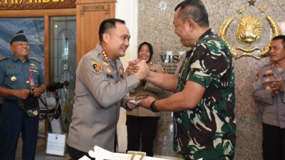 Foto : Ada Apa Danpusdiksus Kodikopsla Kodiklatal Geruduk Polrestabes Surabaya