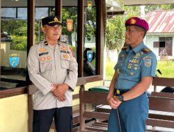 Komandan Satdik-3 Kodiklatal Bersama Para Siswa Berikan Kejutan Polsek Salawati