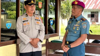 Foto : Komandan Satdik-3 Kodiklatal Bersama Para Siswa Berikan Kejutan Polsek Salawati