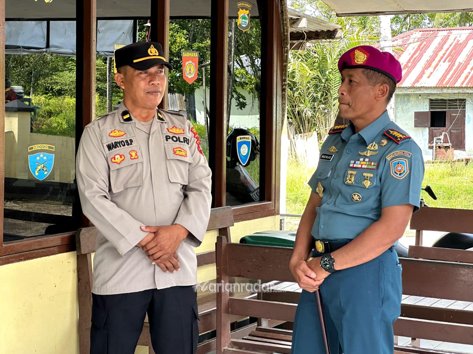 Foto : Komandan Satdik-3 Kodiklatal Bersama Para Siswa Berikan Kejutan Polsek Salawati