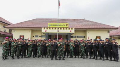 Foto : Prajurit Kodikmar Kodiklatal Ucapkan Hari Bhayangkara ke-77 kepada Prajurit Brimob Watu Kosek