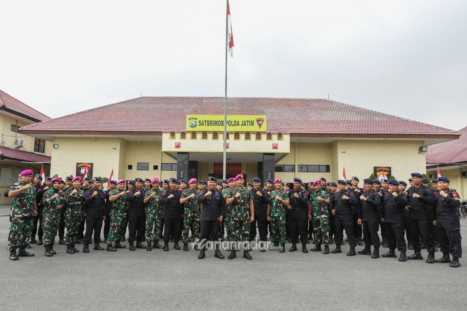 Foto : Prajurit Kodikmar Kodiklatal Ucapkan Hari Bhayangkara ke-77 kepada Prajurit Brimob Watu Kosek