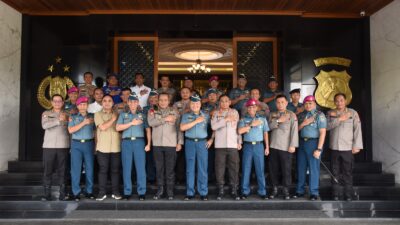 Foto : Wujud Kebersamaan TNI – Polri di Kota Pahlawan, Kodiklatal Ucapkan Hari Bhayangkara Ke-77