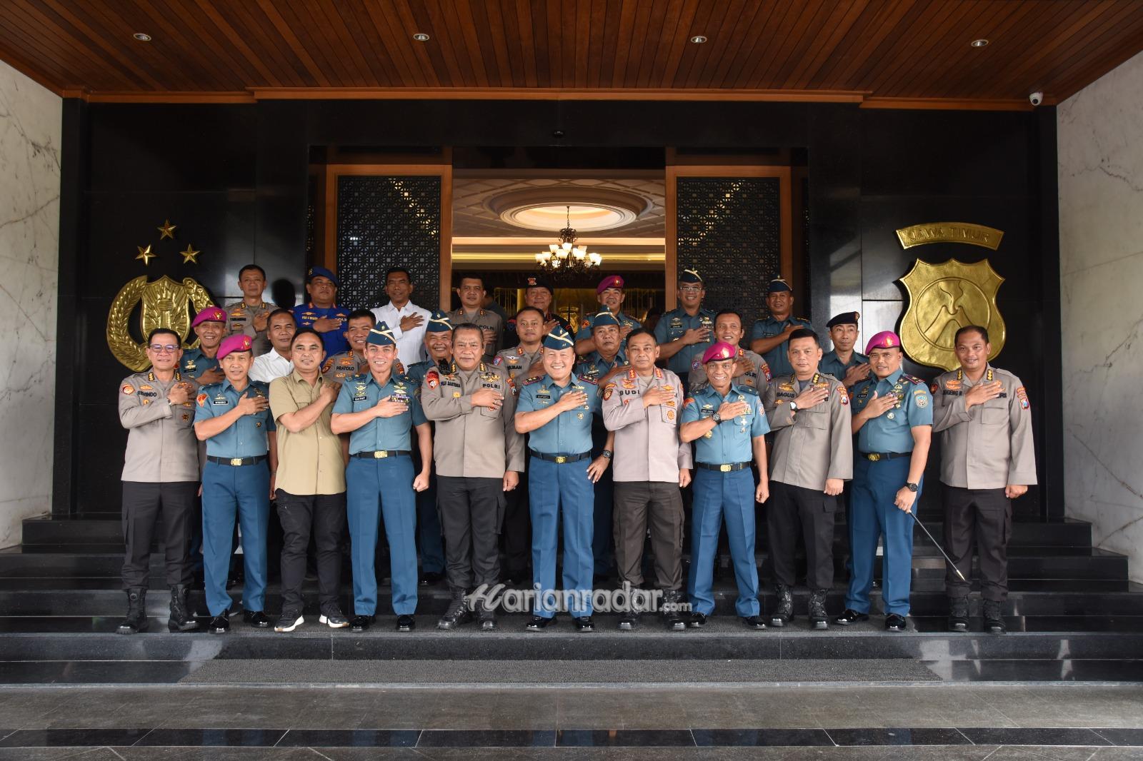 Foto : Wujud Kebersamaan TNI – Polri di Kota Pahlawan, Kodiklatal Ucapkan Hari Bhayangkara Ke-77