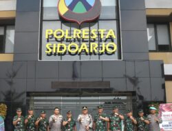Meriahkan Hari Bhayangkara Ke – 77, Danpuslatdiksarmil Sambangi Polresta Sidoarjo