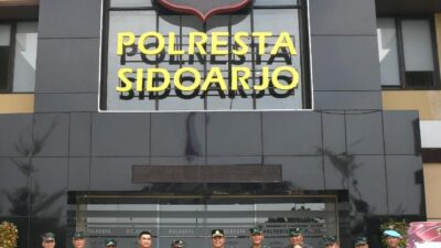 Foto : Meriahkan Hari Bhayangkara Ke - 77, Danpuslatdiksarmil Sambangi Polresta Sidoarjo