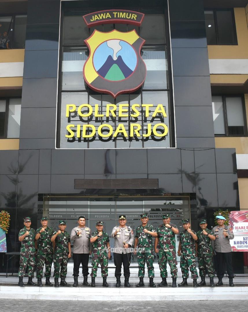 Foto : Meriahkan Hari Bhayangkara Ke - 77, Danpuslatdiksarmil Sambangi Polresta Sidoarjo