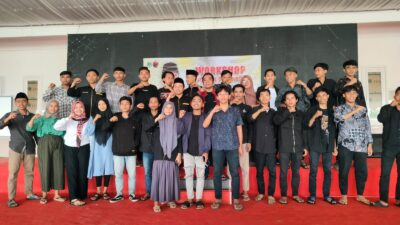 Foto : Proses Foto Bareng Mahfud Bersama Insan Muda