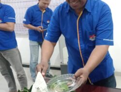 Keluarga Besar Moch Holil Tasyakuran Dengan Potong Tumpeng