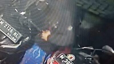 Foto : Rekaman CCTV yang didapat, terlihat jelas pria bersarung itu mengenakan jaket warna hitam dan wajahnya memakai masker