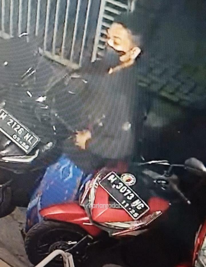 Foto : Rekaman CCTV yang didapat, terlihat jelas pria bersarung itu mengenakan jaket warna hitam dan wajahnya memakai masker