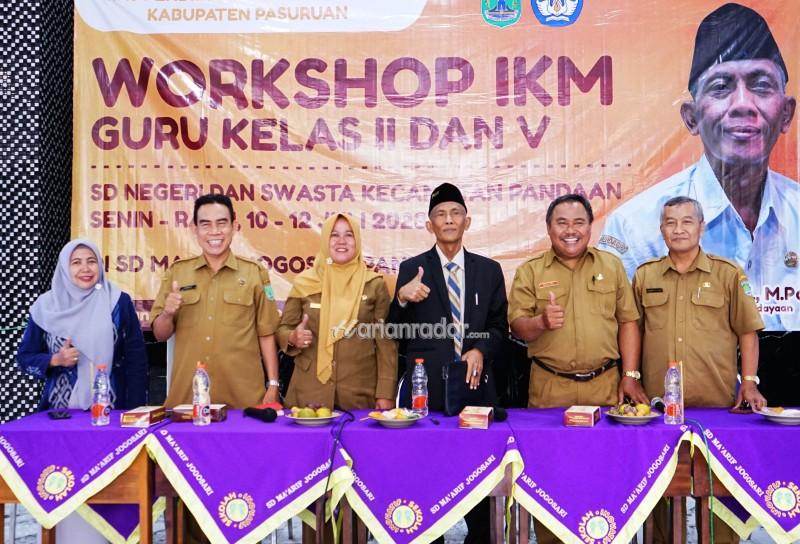 Foto: Kadisdikbud Kab. Pasuruan, H. Hasbullah. SPd, M.Pd (berjas hitam) di hadapan peserta workshop Implementasi Kurikulum Merdeka (IKM) bagi Guru SD Kelas II dan V Kec. Pandaan, Senin (10/7) siang.