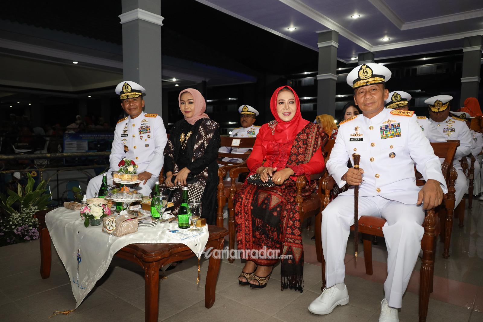 Foto : Komandan Kodiklatal Hadiri Parade Surya Senja, Pengukuhan Tambur Mayor GS Gita Jala Taruna AAL