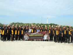 Ratusan Personel Polres Bangkalan dan Masyarakat Bersihkan Sampah di Pesisir Pantai Desa Pernajuh