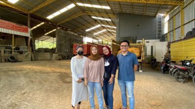 Dhany Indraswara (foto kanan) Bersama TIM Melakukan Kunjungan Kerja di Usaha Dagang Desa Gamping, Kec. Campurdarat Tulungagung Jatim.