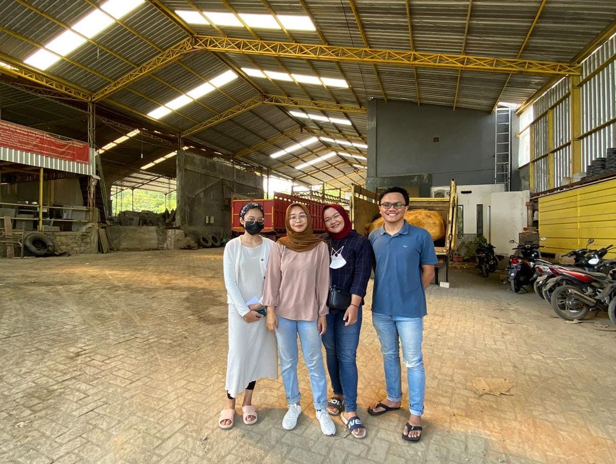 Dhany Indraswara (foto kanan) Bersama TIM Melakukan Kunjungan Kerja di Usaha Dagang Desa Gamping, Kec. Campurdarat Tulungagung Jatim.