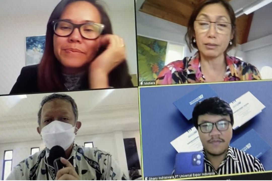 Dhany Indraswara Melakukan Zoom Meeting Bersama ITPC Chicago Dan Beberapa Calon Buyer Didampingi Export Center Surabaya Membahas Tentang Detail Produk Handmade Dari Tulungagung.
