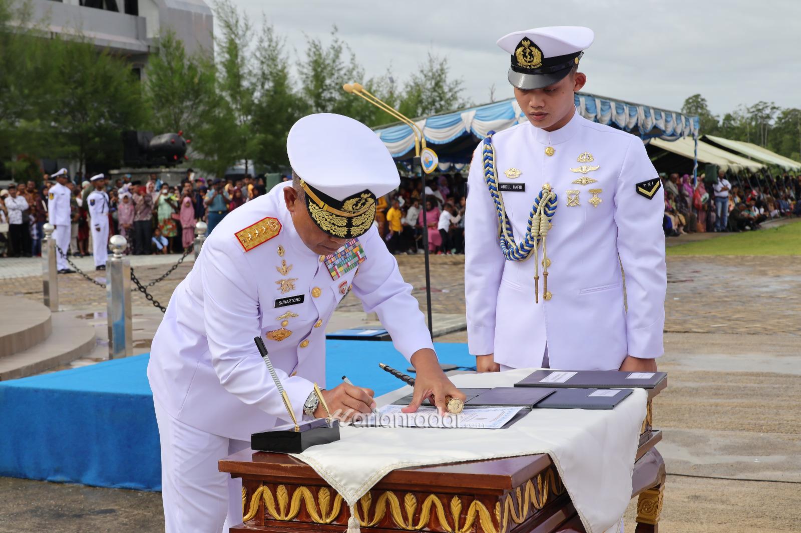 Foto : Kekuatan Baru TNI AL, Dankodiklatal Lantik Ratusan Pemuda Dari Indonesia Timur Menjadi Prajurit Jalasena