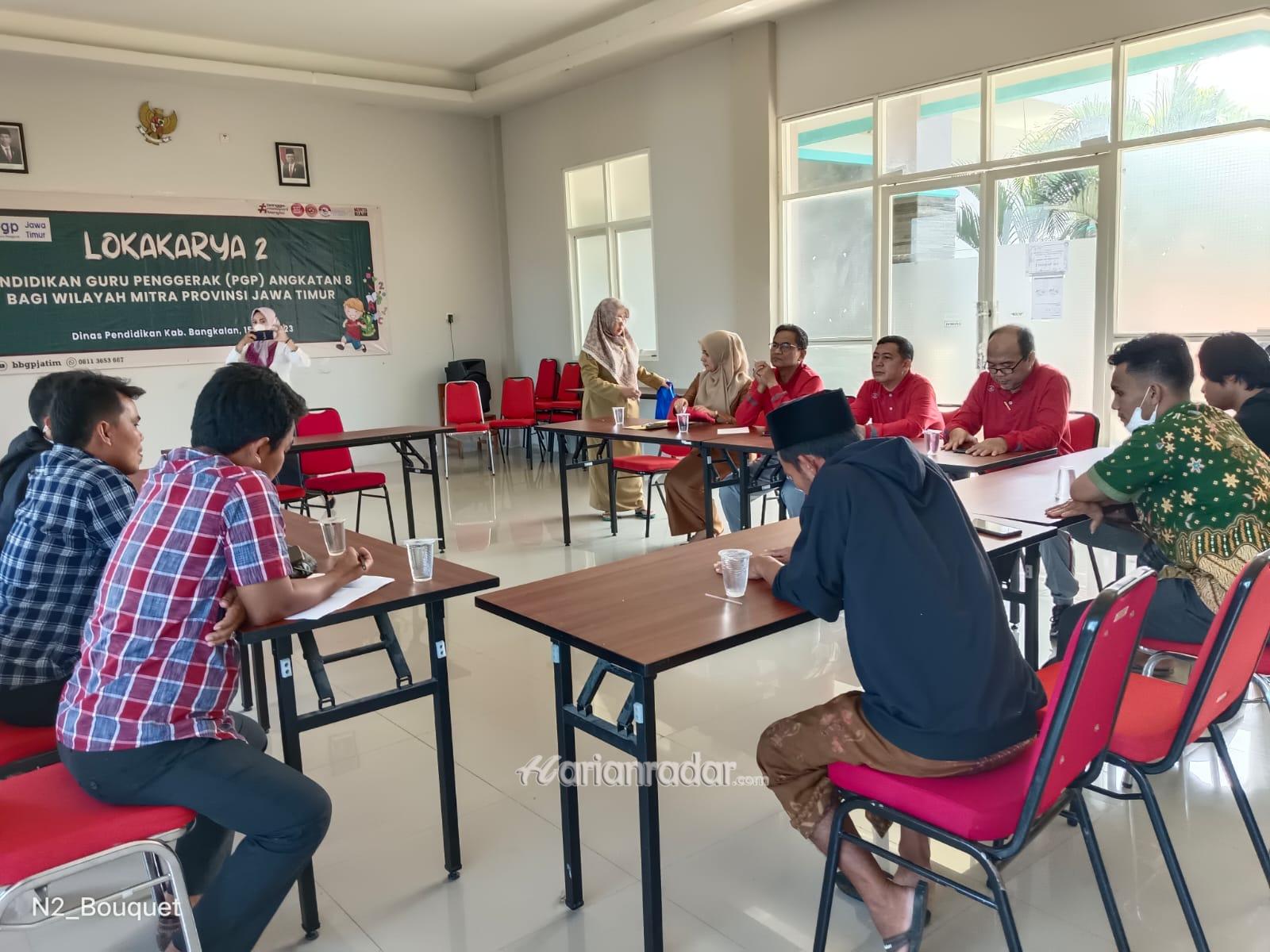 Foto : Masyarakat Geger dan Pemuda Geger Saat Audensi di Dinas Pendidikan Bangkalan